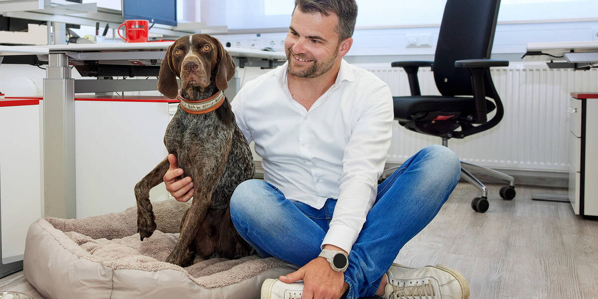 Ein-starkes-Team-mit-Kollege-Hund